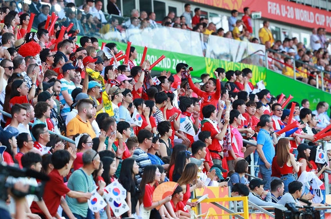 15일 오후(현지시간) 폴란드 우치 경기장에서 열린 2019 국제축구연맹(FIFA) 20세 이하(U-20) 월드컵 결승 한국과 우크라이나의 경기. 후반 관중석의 한국 응원단이 선수들을 향해 열띤 응원을 펼치고 있다. 우치=연합뉴스