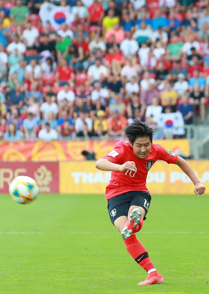 이강인이 16일 폴란드 우치에서 열린 2019 국제축구연맹(FIFA) 20세 이하(U-20) 월드컵 우크라이나와 벌인 결승에서 왼발 킥을 차고 있다. 한국은 준우승했지만 이강인은 골든볼을 수상했다. 우치=연합뉴스