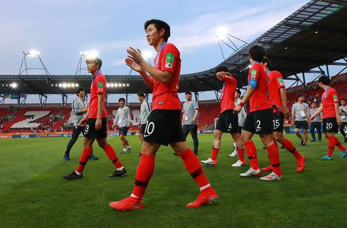 한국 U-20 축구대표팀 선수들이 16일 폴란드 우치 경기장에서 열린 2019 FIFA U-20 월드컵 결승에서 준우승을 확정한 뒤 관중들에게 인사하고 있다. 우치=연합뉴스