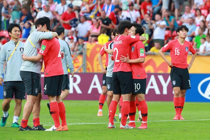 한국 U-20 축구대표팀 선수들이 16일 폴란드 우치 경기장에서 열린 2019 FIFA U-20 월드컵 결승에서 패한 뒤 서로를 껴안으며 격려하고 있다. 우치=연합뉴스