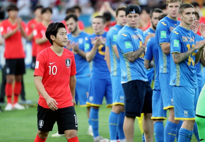 U-20 축구대표팀 이강인이 16일폴란드 우치 스타디움에서 열린 '2019 국제축구연맹(FIFA) U-20 월드컵 준우승을 차지한 가운데 골든볼을 수상하기 위해 단상으로 향하고 있다. 우치=뉴스1