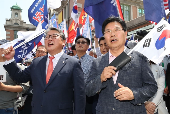 자유한국당 홍문종(오른쪽) 의원이 15일 오후 서울역 광장에서 열린 태극기집회에 참석, 조원진 대한애국당 대표와 구호를 외치고 있다. 이 자리에서 탈당 선언을 한 홍문종 의원은 대한애국당 공동대표로 추대됐다. 2019.6.15