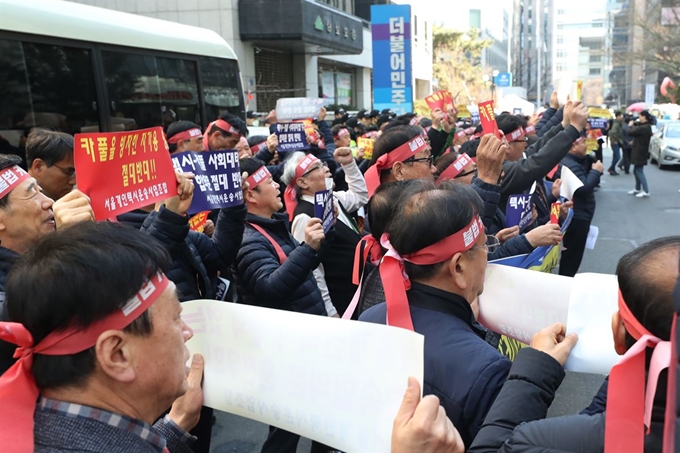 서울개인택시운송사업조합이 지난 3월 8일 오후 서울 영등포구 더불어민주당사 앞에서 카풀 합의를 거부하며 구호를 외치고 있다. 연합뉴스