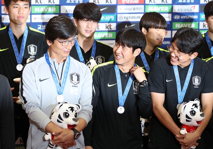 폴란드에서 열린 축구 U-20 월드컵에서 준우승을 차지한 한국 대표팀 정정용 감독과 이강인 등 선수들이 17일 오전 인천국제공항으로 귀국해 환영행사 시작을 기다리고 있다. 영종도=연합뉴스