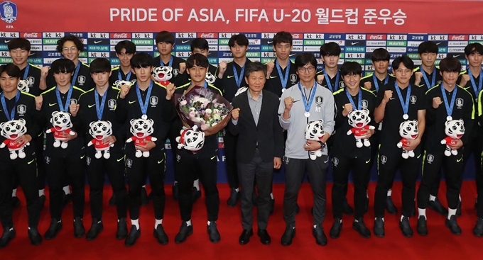 폴란드에서 열린 축구 U-20 월드컵에서 준우승을 차지한 한국 대표팀 정정용 감독(앞줄 오른쪽에서 네 번째)과 이강인 등 선수들이 17일 오전 영종도 인천국제공항으로 귀국해 기념촬영을 하고 있다. 영종도=연합뉴스