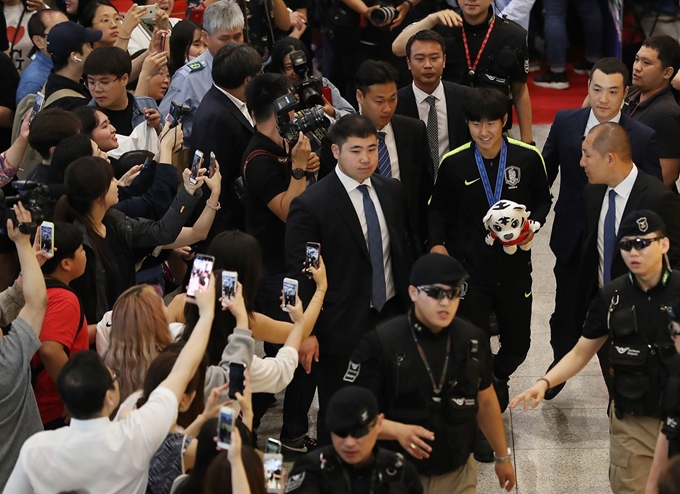 폴란드에서 열린 축구 U-20 월드컵에서 준우승을 차지한 한국 대표팀 이강인이 17일 오전 영종도 인천국제공항으로 귀국, 인터뷰를 마치고 공항을 나서고 있다. 영종도=연합뉴스