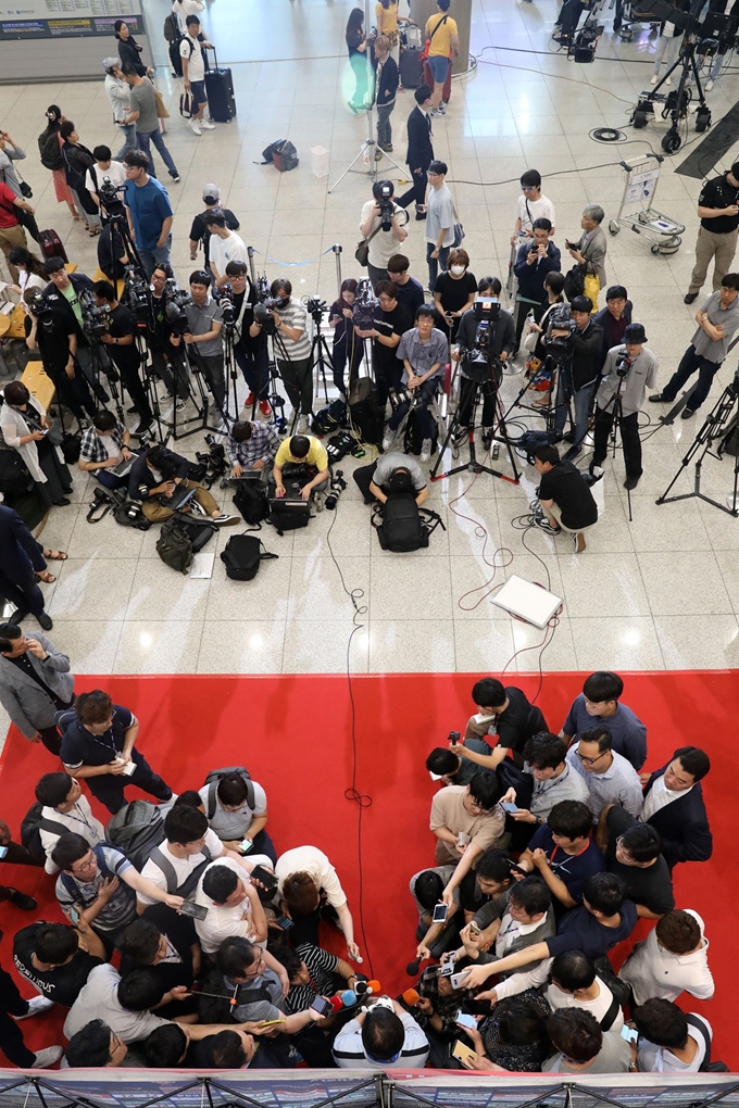 U-20 남자 축구대표팀 정정용 감독이 17일 오전 인천국제공항을 통해 귀국해 인터뷰하고 있다. 영종도=뉴스1