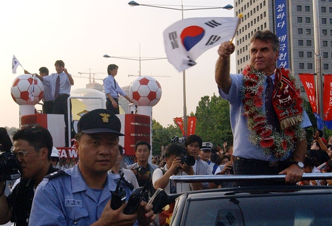 2002년 한일월드컵 대표팀이 강남일대에서 카퍼레이드를 하며 연도에 나온 시민들에게 손들어 답하고 있다. 한국일보 자료사진