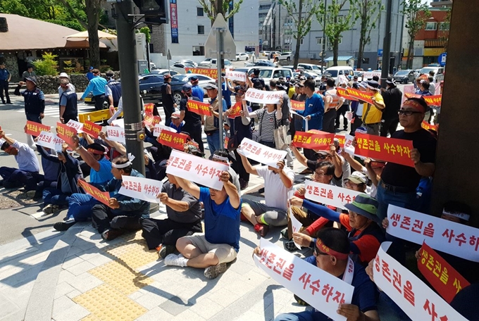 13일 강원 춘천시청 앞 광장에서 춘천택시사업 비상대책위원회 관계자들이 집회를 열고 청춘노선 철회 등을 요구하고 있다. 뉴스1