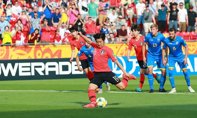 이강인 선수가 15일(현지시간) 폴란드 우치 경기장에서 열린 2019 국제축구연맹(FIFA) 20세 이하(U-20) 월드컵 결승에서 페널티킥을 차고 있다. 우치=연합뉴스