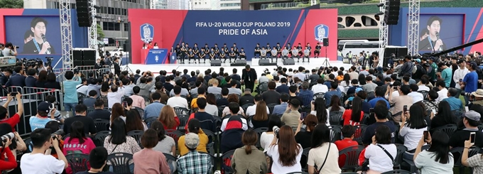 17일 서울 중구 서울광장에서 열린 U-20 월드컵 국가대표 환영식을 찾은 시민들이 선수들의 소감을 듣고 있다. 연합뉴스