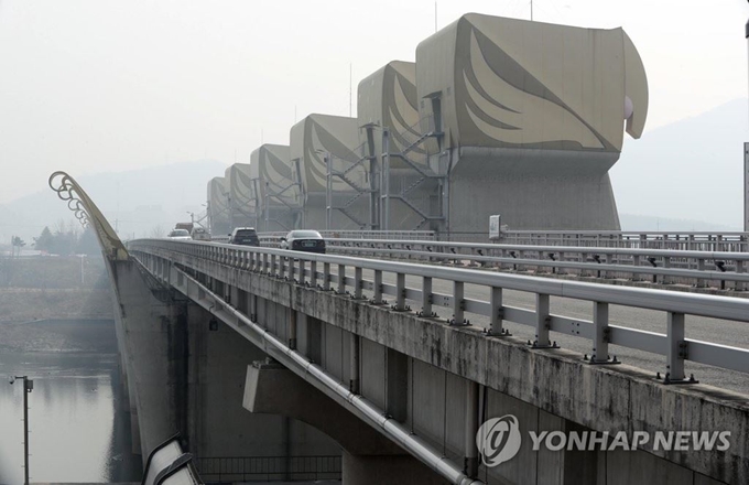 공주보 전경. 연합뉴스.