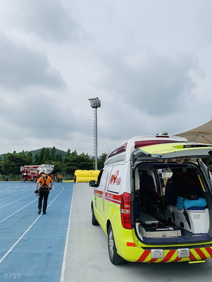 60대 한 남성이 17일 대구 동구 율하동 박주영축구장 내 20m 조명탑서 농성중인 가운데 119 구조대원 등이 에어매트리스를 펴고 고가사다리차를 배치하는 등 만일의 사태에 대비하고 있다. 윤희정기자 yooni@hankookilbo.com