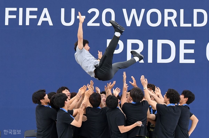 2019 국제축구연맹(FIFA) U-20 월드컵에서 준우승을 차지한 한국축구대표팀 환영행사가 17일 서울광장에서 열린 가운데 선수들이 정정용 감독을 헹가래 치고 있다. 홍인기 기자