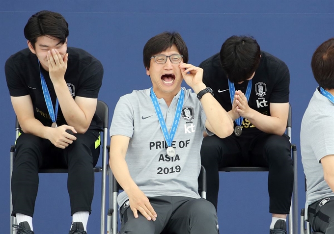 '원팀'으로 한국 남자 축구의 새역사를 쓰고 돌아온 정정용 감독이 17일 서울광장서 열린 2019 국제축구연맹(FIFA) U20 월드컵 준우승 달성 축구대표팀 환영식에서 선수들의 소감을 들은 뒤 웃고 있다. 연합뉴스