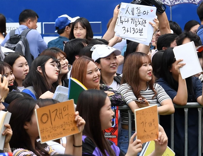 2019 국제축구연맹(FIFA) U-20 월드컵에서 준우승을 차지한 한국축구대표팀 환영행사가 17일 서울광장에서 열린 가운데 팬들이 손피켓을 들고 행사를 지켜보고 있다. 홍인기 기자