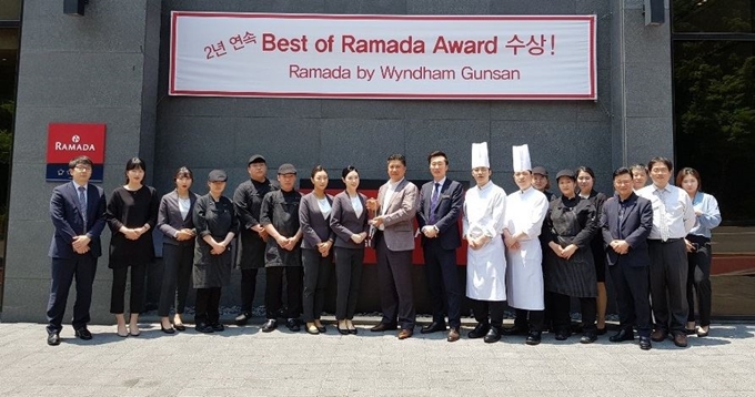 라마다군산호텔 임직원들이 18일 ‘Best of RAMADA’에 2년 연속 선정된 후 기념촬영을 하고 있다. 라마다군산호텔 제공