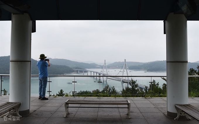 산책로를 따라 꼭대기 전망대에 닿으면 소록대교와 소록도가 바로 앞에 펼쳐진다.