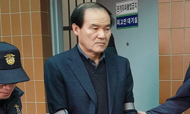 이항로 전북 진안군수가 지난 2월 15일 전주지법에서 열린 1심 재판에서 징역 1년을 선고 받고 법정구속된 후 호송차로 향하고 있다.