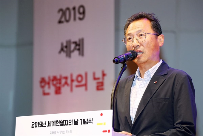 김명환 민주노총 위원장이 지난 14일 서울 영등포구 KBS 아트홀에서 열린 '2019 세계 헌혈자의 날 기념식'에서 축사를 하고 있다. 뉴시스