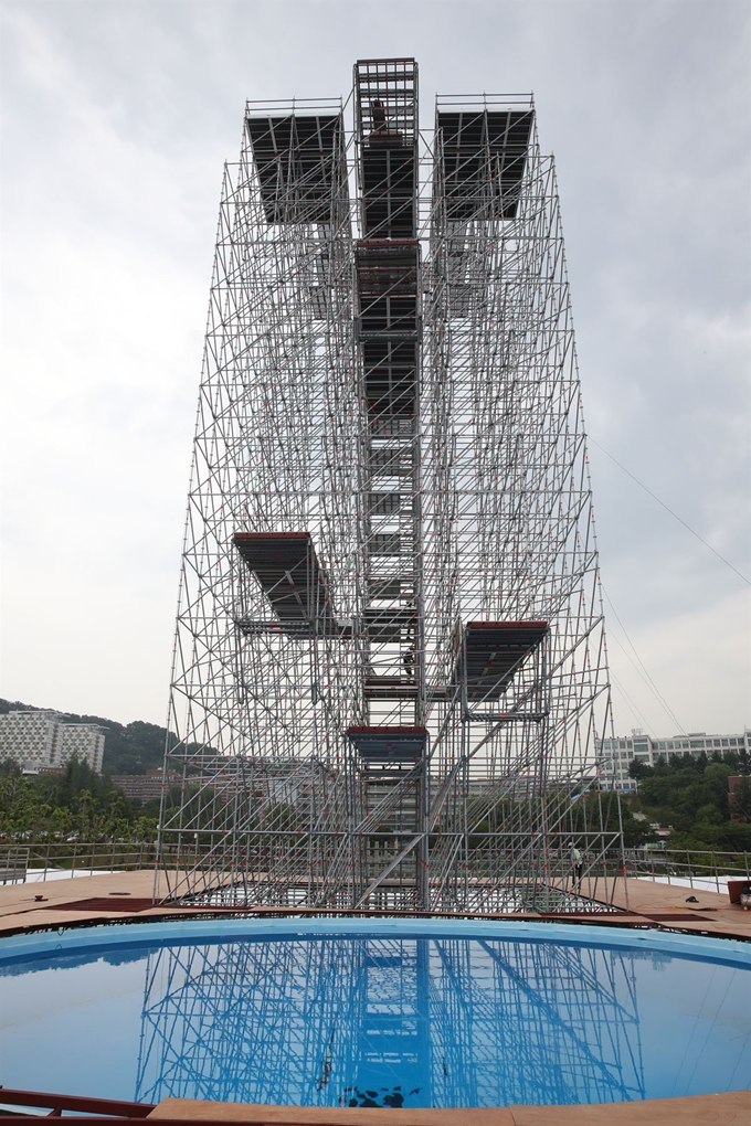 2019 광주세계수영선수권대회 하이다이빙 경기가 펼쳐질 조선대 하이다이빙대와 임시수조. 연합뉴스