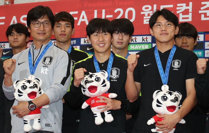 2019 FIFA U-20 월드컵에서 준우승을 거둔 대표팀 선수들이 17일 오전 인천국제공항을 통해 귀국하며 팬들과 취재진에게 인사하고 있다. 인천=연합뉴스