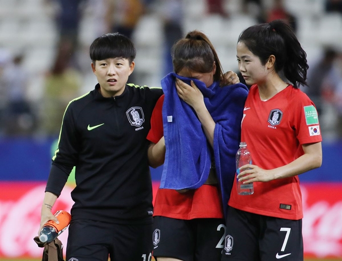 17일(현지시간) 프랑스 랭스의 스타드 오귀스트-들론에서 열린 2019 국제축구연맹(FIFA) 프랑스 여자 월드컵 조별리그 A조 3차전 한국과 노르웨이의 경기에서 패한 한국의 강채림 등 선수들이 아쉬워하고 있다. 연합뉴스