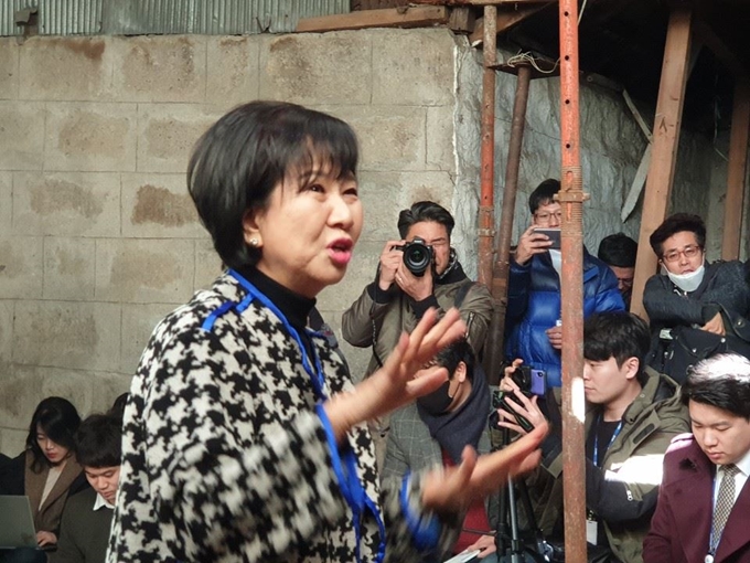 [한국일보 자료사진]손혜원 의원이 자신이 구입한 건물에서 기자회견을 벌이고 있다.