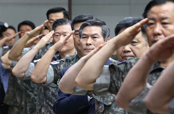 19일 오전 서울 용산 국방부에서 열린 전군지휘관회의에서 정경두 국방부장관을 비롯한 지휘관들이 국민의례를 하고 있다. 서재훈 기자