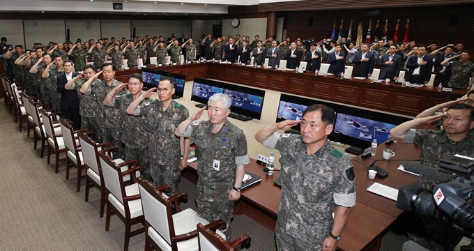 정경두 국방부 장관을 비롯한 군 장성들이 19일 서울 용산구 국방부에서 열린 2019년 전반기 전군주요지휘관회의에서 국민의례를 하고 있다. 서재훈 기자