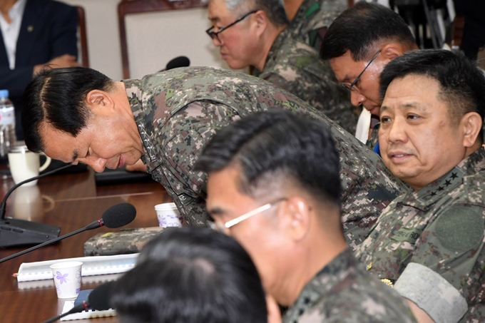 심승섭 해군참모총장이 19일 오전 서울 용산구 국방부에서 열린 전반기 전국주요지휘관회의에 참석해 자리에 앉고 있다. 서재훈 기자