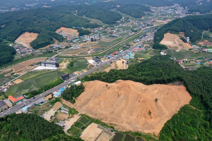 14일 경기 용인시 처인구의 야산이 개발 부지로 조성되면서 벌거숭이가 돼 있다.