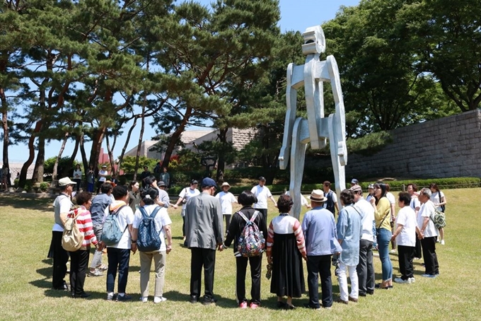 국립현대미술관의 미술관 교육 프로그램 중 치매환자와 가족이 작품 감상을 하고 있다. 국립현대미술관 제공