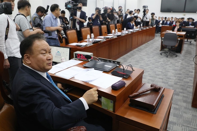 이상민 국회 사법개혁특별위원장이 19일 국회에서 열린 사개특위 전체회의를 주재하고 있다. 한편, 자유한국당 소속 사개특위 위원들이 회의에 불참해 자리가 비어 있다. 뉴스1