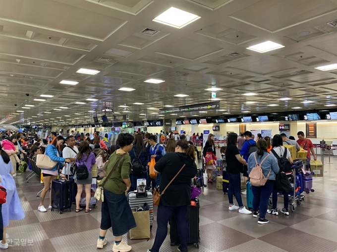 대구국제공항 1층 대합실 공항 카운터 앞에 출입국 수속을 밟기 위한 승객들로 붐비고 있다. 김재현기자 k-jeahyun@hankookilbo.com