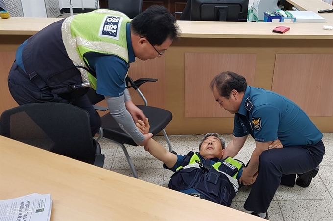 장후모(왼쪽부터) 서재억 권종덕 경위가 당시 상황을 재연하고 있다. 류수현기자 suhyeonryu@hankookilbo.com