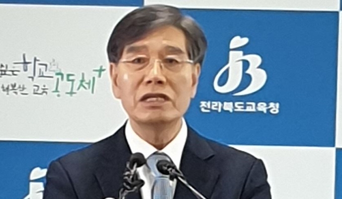 박삼옥 상산고 교장이 20일 도교육청 심사결과 발표 직후 기자회견을 열고 모든 법적수단을 강구하겠다는 입장을 밝히고 있다.