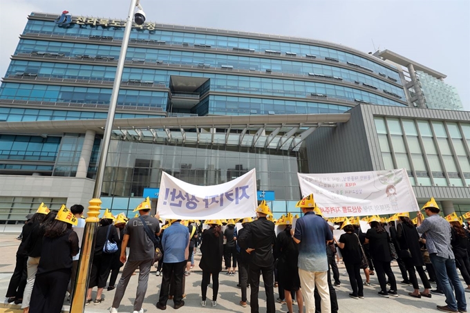 상산고 자율형사립고 재지정 평가 발표일인 20일 오전 전북교육청 앞에서 학부모들이 항의 집회를 하고 있다. 연합뉴스