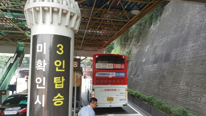 서울 남산2호터널에서 진행한 2층 버스 시범 운행 모습. 경기도 제공