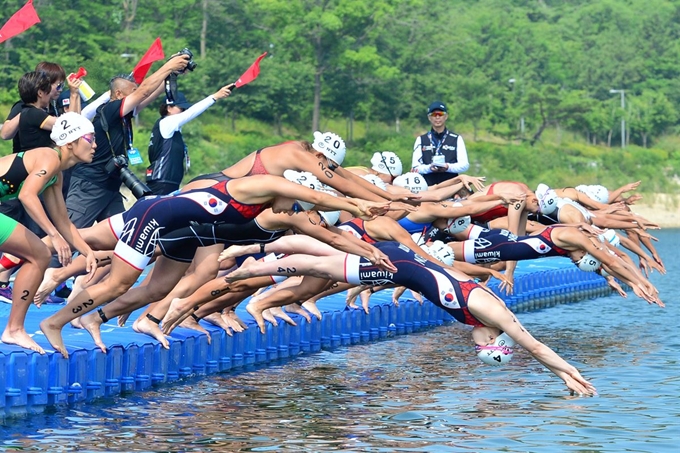 20일 경북 경주시 보문단지에 열린 2019 아시아 트라이애슬론 선수권 대회 첫날 경기 여자부 엘리트 경기에서 선수들이 첫번째 종목인 수영에 도전하고 있다. 이날 경기는 수영 1.5km, 싸이클 40km, 마라톤 10km구간에서 열렸다. 뉴스1