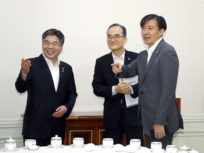 문무일 검찰총장(가운데)과 조국 민정수석(오른쪽), 민갑룡 경찰청장이 20일 오후 청와대에서 열린 제4차 반부패정책협의회에 앞서 열린 차담회에서 얘기를 나누고 있다. 연합뉴스