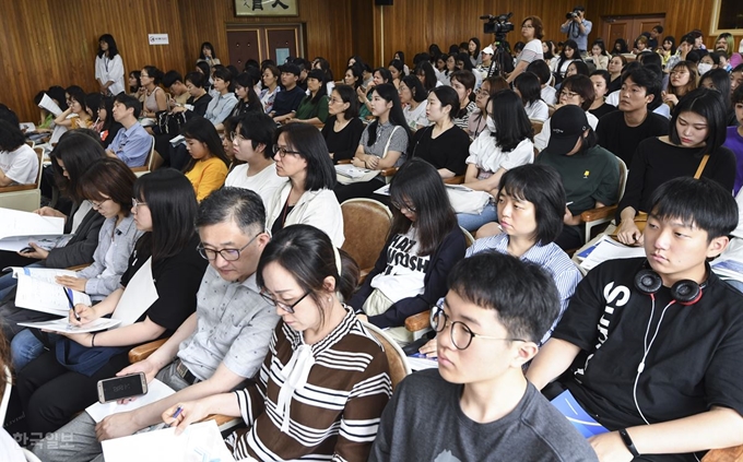 20일 오후 서울 종로구 서울특별시교육청 본관 대강당에서 '2019 학교 밖 청소년 입시 설명회'가 열렸다. 이날 설명회에 참석한 시민들이 2020학년도 대학입시를 비롯한 학교 밖 청소년 지원정책에 대한 설명을 듣고 있다. 이한호 기자