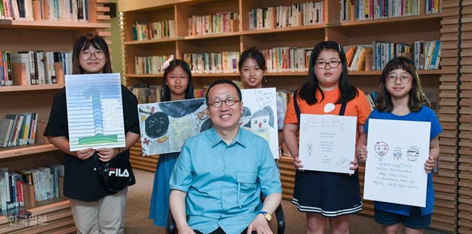 [저작권 한국일보] ‘제 4회 꿈키움 문예 공모전’ 심사위원 사석원 화가(가운데)와 문예집 작품 수록자 심하나(왼쪽부터)ㆍ박하은ㆍ김은지ㆍ임가은ㆍ이지우양이 20일 서울 필동 CJ인재원에서 한국일보와 인터뷰에 앞서 자신의 작품을 들어 보이고 있다. jsknight@hankookilbo.com/2019-06-20(한국일보)