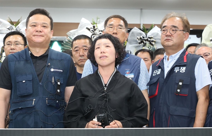 20일 오후 대전 한국병원 징례식장 지하 2층 로비에서 고 강길식 집배원 유족이 '과로사를 수수방관한 우정사업본부 규탄' 기자회견을 하고 있다. 뉴스1