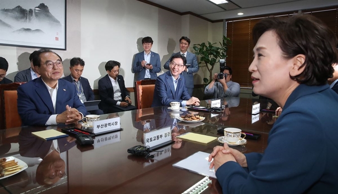 20일 오후 서울 용산구 LS용산타워에서 김현미 국토교통부 장관이 부산ㆍ울산ㆍ경남 지사들과 동남권 신공항 관련 면담을 하고 있다. 연합뉴스