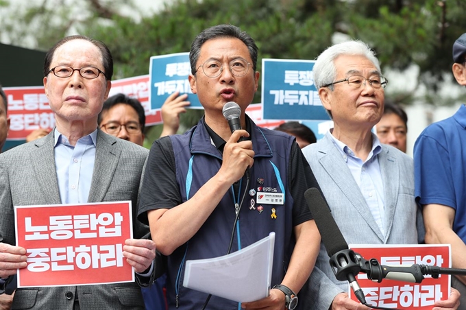 김명환(가운데) 민주노총 위원장이 21일 영장실질심사 전 서울남부지법 앞에서 기자회견을 열어 발언하고 있다. 연합뉴스