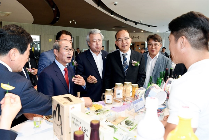 경북도 행정부지사 일행이 21일 경북 농식품수출촉진대회에 참가한 수출상담업체를 둘러보고 있다. 경북도 제공