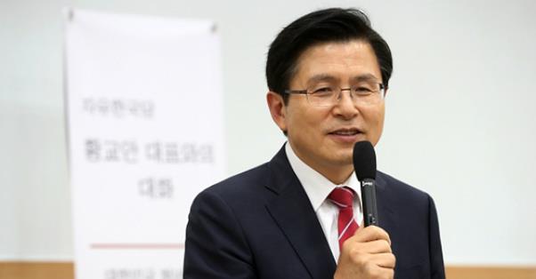 황교안 자유한국당 대표가 20일 오후 서울 용산구 숙명여대에서 ‘대한민국 청년들의 미래와 꿈’을 주제로 학생들과 대화하고 있다. 뉴스1