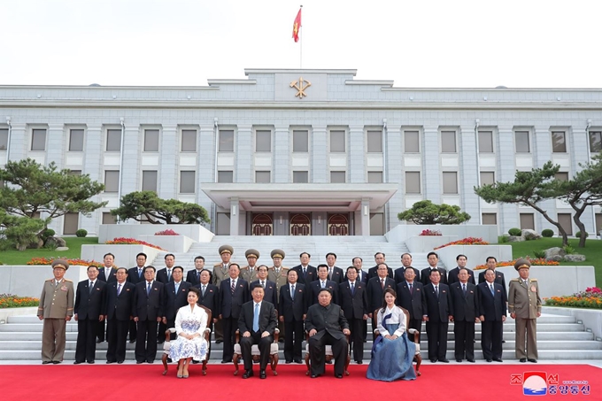 시진핑(習近平) 중국 국가주석 부부와 김정은 북한 국무위원장 부부가 20일 북한 노동당 중앙위 본부청사를 배경으로 정치국 위원들과 기념 촬영을 했다고 조선중앙통신은 다음날 보도했다. 평양=조선중앙통신 연합뉴스