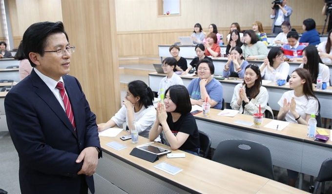 황교안 자유한국당대표가 지난 20일 오후 숙명여대를 방문, 학생들에게 특강을 하고 있다. 연합뉴스